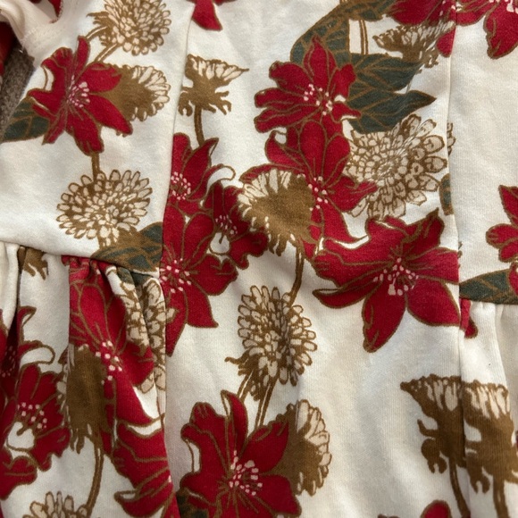 Beautiful poinsettia Kate Quinn top - Picture 3 of 5